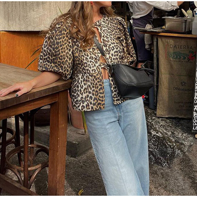 Blus macan tutul mode baru musim panas 2024 atasan pendek renda berlubang motif wanita