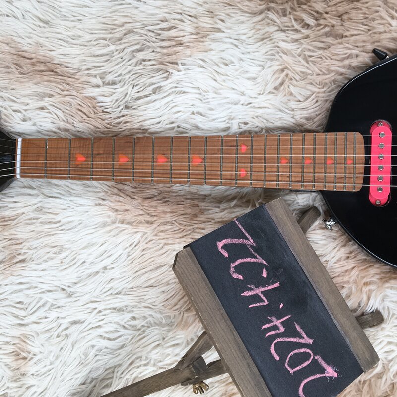Darmowa wysyłka niestandardowe 6-strunowa gitara elektryczna podstrunnica klonowa w magazynie chromowane hardware guitarra kot gitary