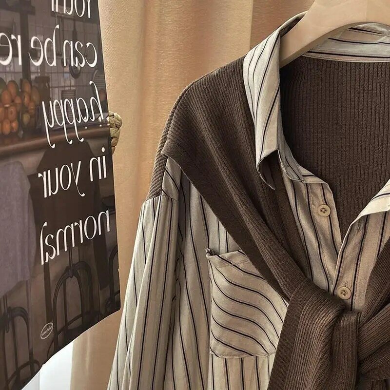 Camisa de manga comprida listrada para mulher, xale falso de duas peças, design de nicho francês, estilo ocioso, primavera e outono, senso de design