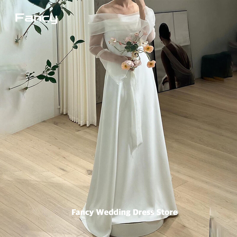 Vestido de casamento extravagante encantador fora do ombro, tiro fotográfico da Coreia, plissados macios do cetim, um vestido nupcial linha, manga curta