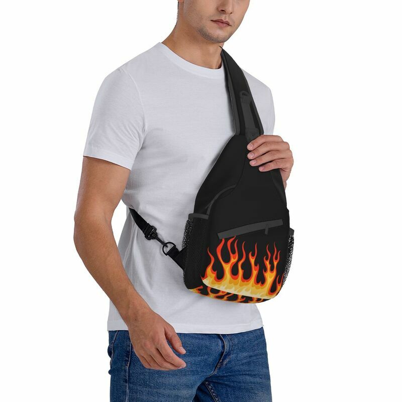 Tas punggung selempang dada untuk pria, tas punggung kasual motif api panas, tas selempang dada model klasik warna merah untuk bersepeda dan perjalanan