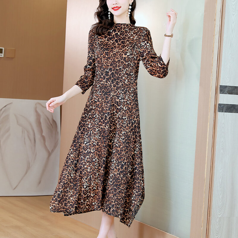 Sanzhai Pleated Dress 2023 Autumn and Winter New Leopard Print Round Neck Large Loose and Slim Magic Dress Knee Length Robe