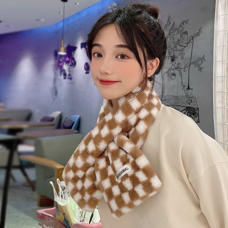 Syal wanita pola kotak-kotak hadiah pacar syal wanita aksesori pakaian bulu kelinci palsu syal gaya Korea musim gugur musim dingin
