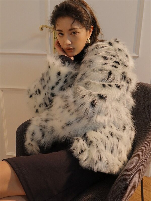 Black and white spotted faux fox fur coat with loose collar and long sleeved fur, high-end and generous warm design