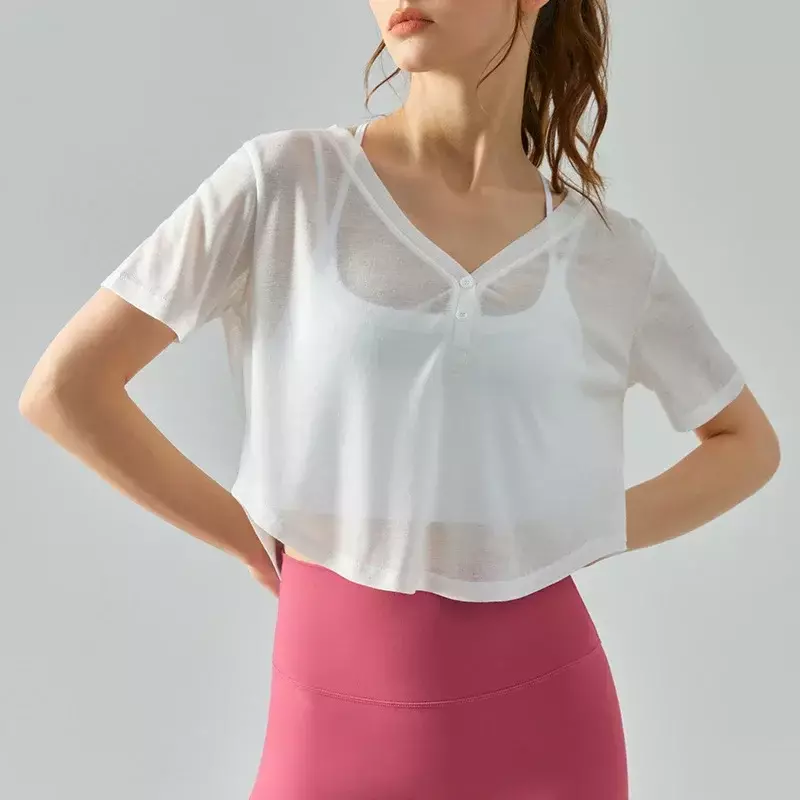 Camicette per vestiti da Yoga ad asciugatura rapida in estate camicette per t-shirt da Yoga a maniche corte sottili sportive da donna all'esterno.