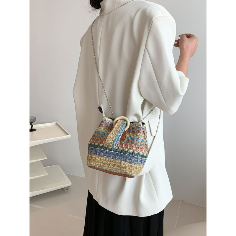籐の女性のための手織りのストローバッグ,チェーン付きの小さなビーチバッグ,肩に着用,旅行のデザイン