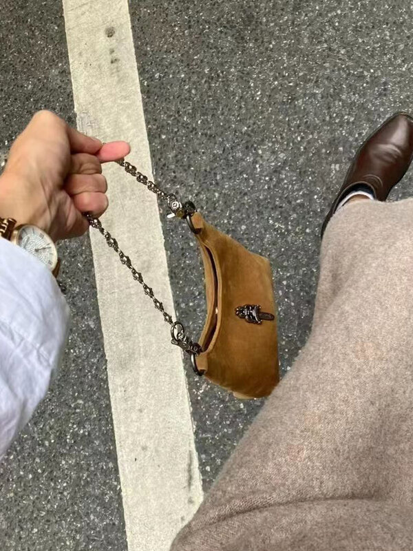 กระเป๋าเล็กกระเป๋าใต้วงแขนสายโซ่หนังนิ่มสำหรับผู้หญิงกระเป๋าพาดลำตัวสะพายไหล่เส้นเดียว2023ใหม่