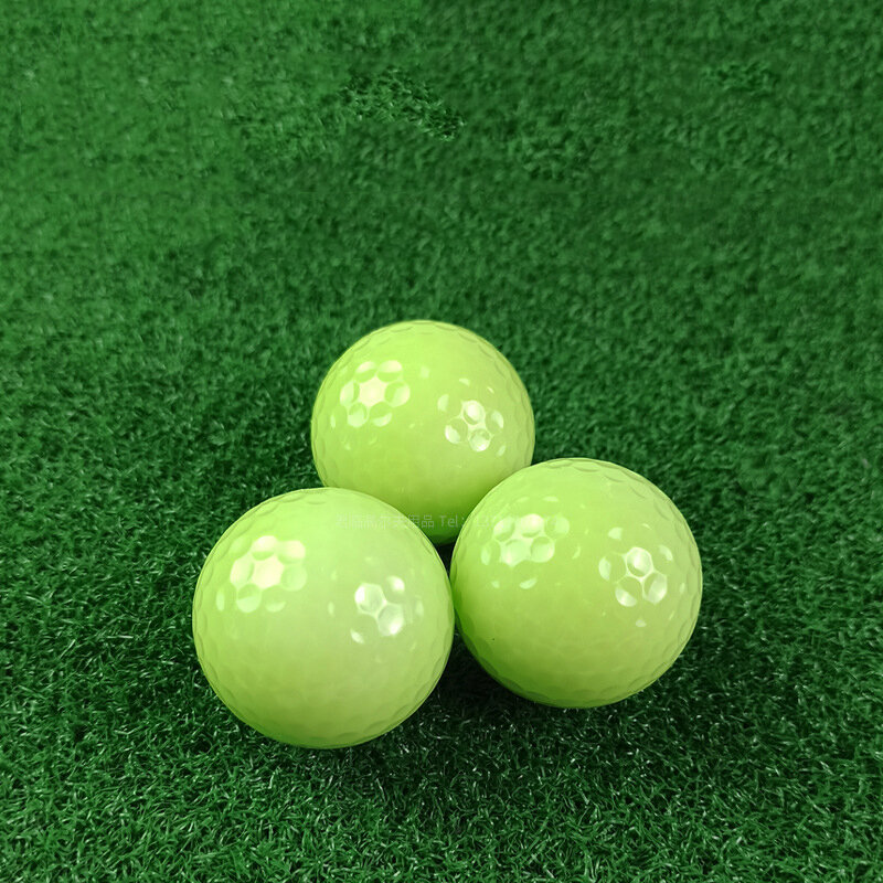 明るい夜の輝くゴルフボール、明るい光のボール、再利用可能なゴルフボール
