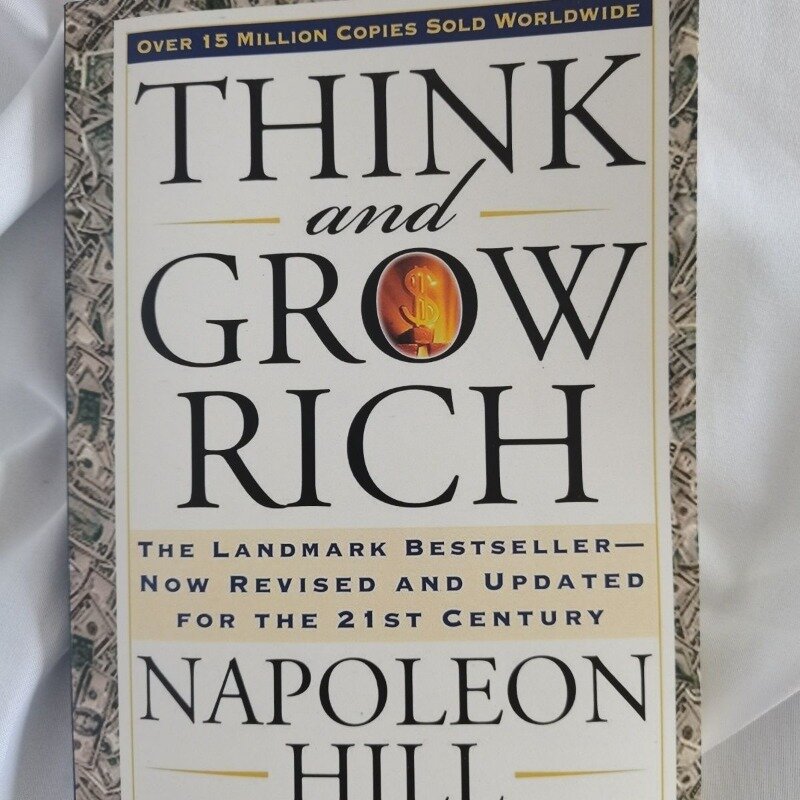 Хорошо думайте и растут богатым Наполеоном Хиллом, хит продаж, теперь переработан и обновляется для книги 21 века