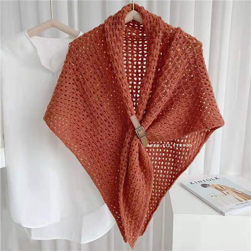 Bufandas triangulares de punto para mujer, chal de lana con hebilla de cuero hueco, bufanda cálida a la moda para invierno, novedad de 2024