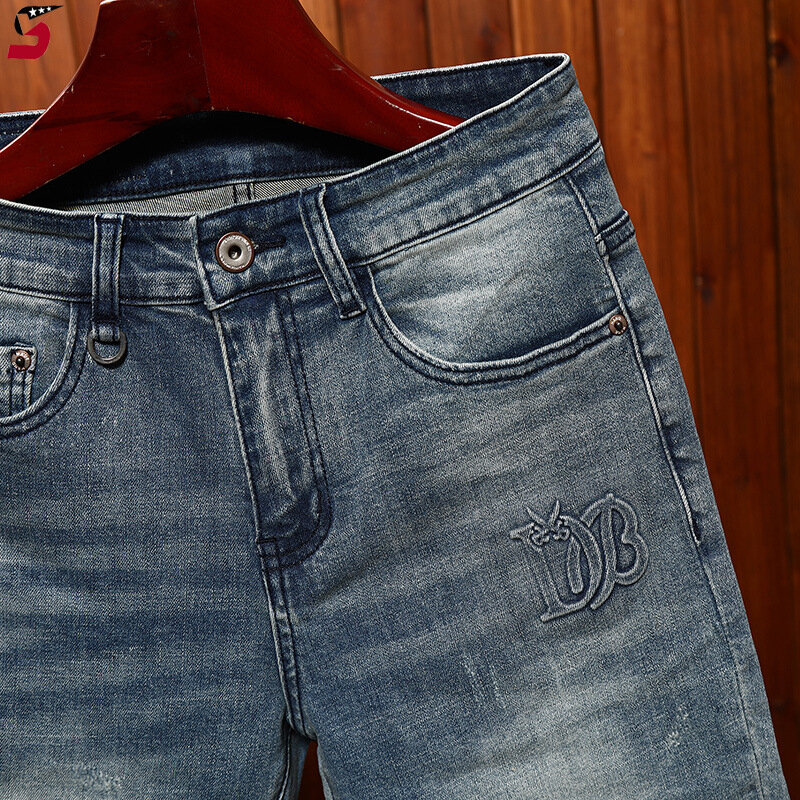 Джинсовые шорты высокого качества для мужчин, модные облегающие прямые эластичные брюки-Капри в Корейском стиле с тиснением и заплатками, лето 2024