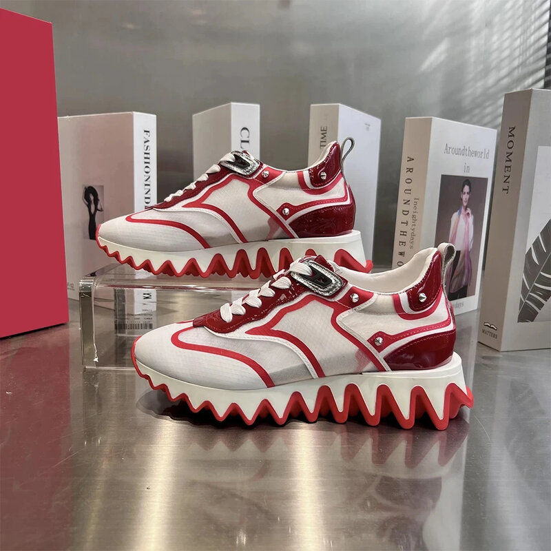 Rivet sepatu Slip-on kasual pria, Sneaker Platform tebal grafiti kasual bentuk gigi hiu sol merah nyaman