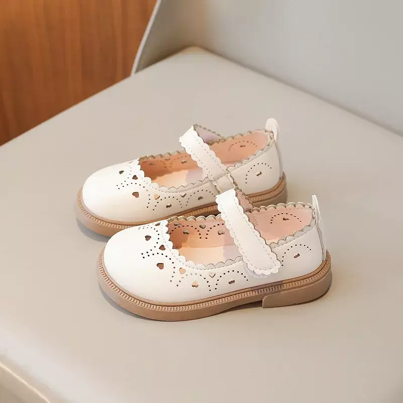 Демисезонные детские кожаные туфли с вырезами в форме сердца, обувь принцессы для девочек, модные повседневные простые детские Нескользящие туфли на липучке