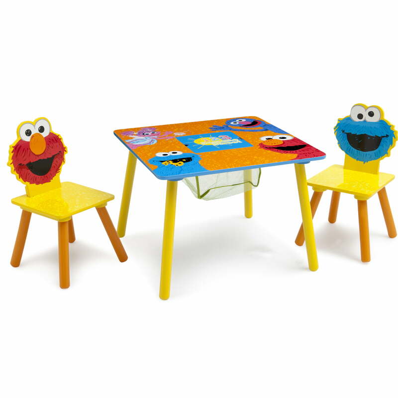 子供のために設定された木製の子供用収納テーブルと椅子