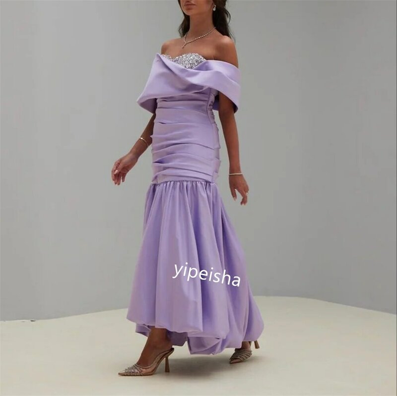Атласные женские трапециевидные платья средней длины с открытыми плечами на заказ