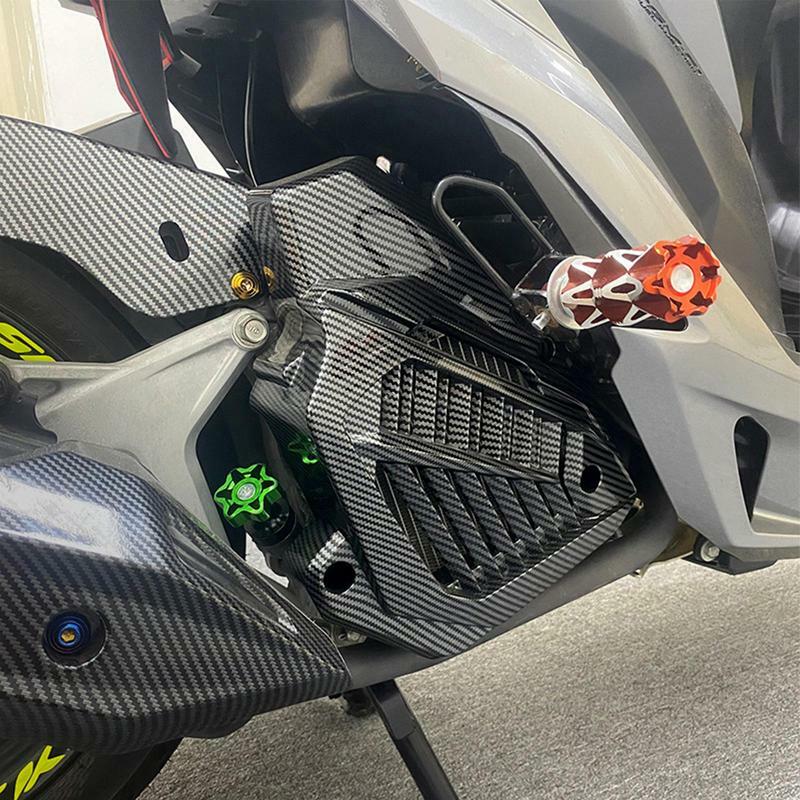 Penutup tangki air sepeda motor hitam, jaring pelindung Depan serat karbon tahan aus untuk aksesori sepeda motor