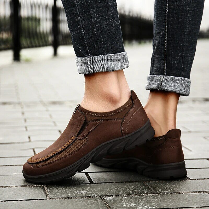 Sepatu kets pria, sepatu loafer santai Retro buatan tangan datar nyaman bernafas kasual mode baru
