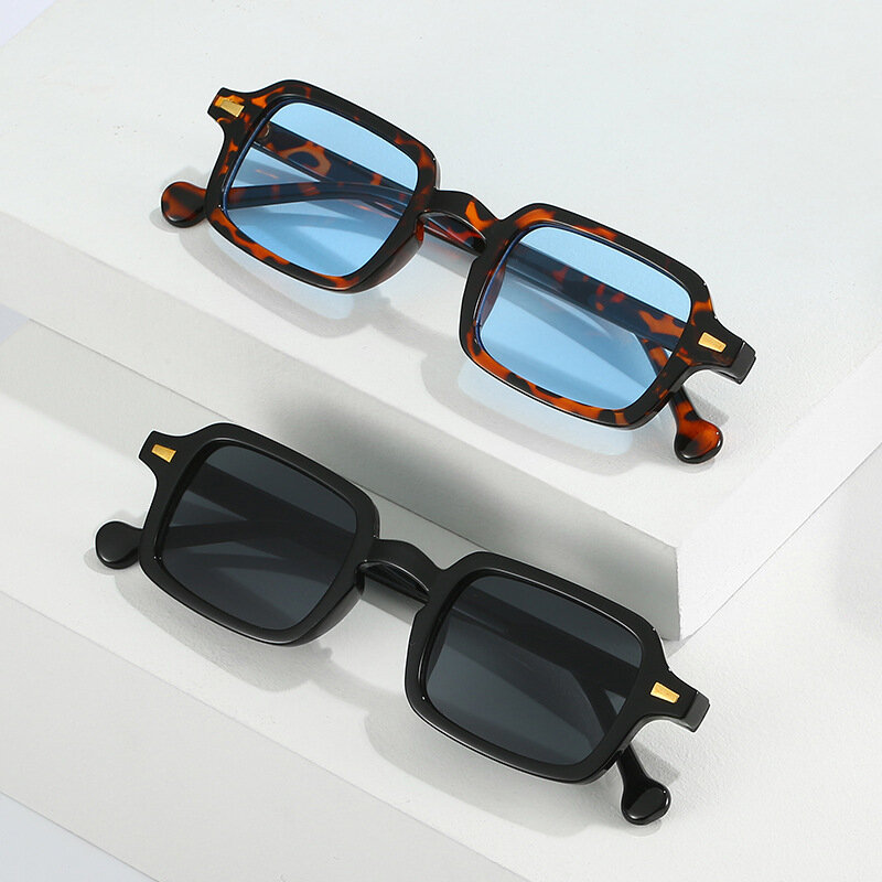 Kacamata hitam kotak mode, kacamata hitam olahraga, warna gradien UV400, dekorasi, paku keling, macan tutul biru