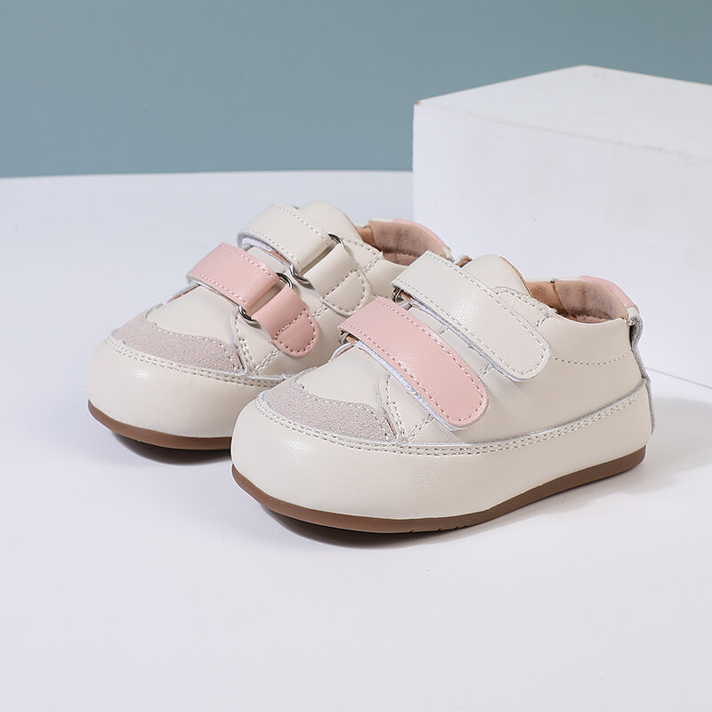 Sepatu kulit bertelanjang kaki untuk bayi, sepatu kets tenis mode luar ruangan sol lunak untuk anak laki-laki dan perempuan usia 0-5 tahun