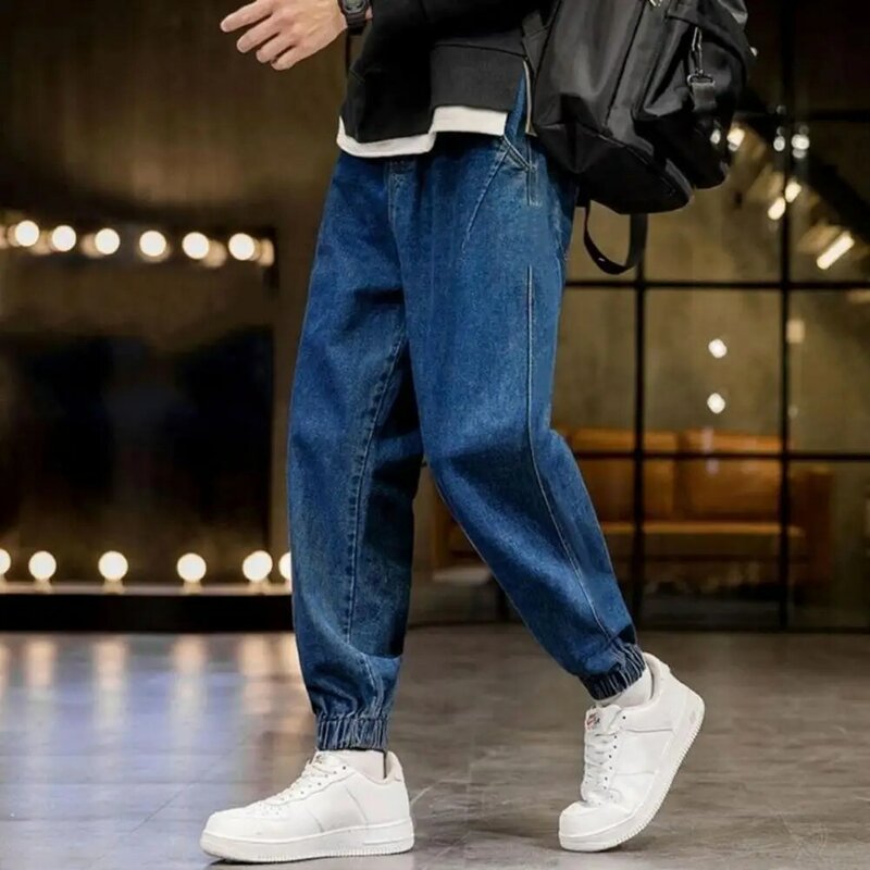 Calça jeans com elástico na cintura masculina, design com faixas no tornozelo, bolsos profundos na virilha, estilo casual confortável