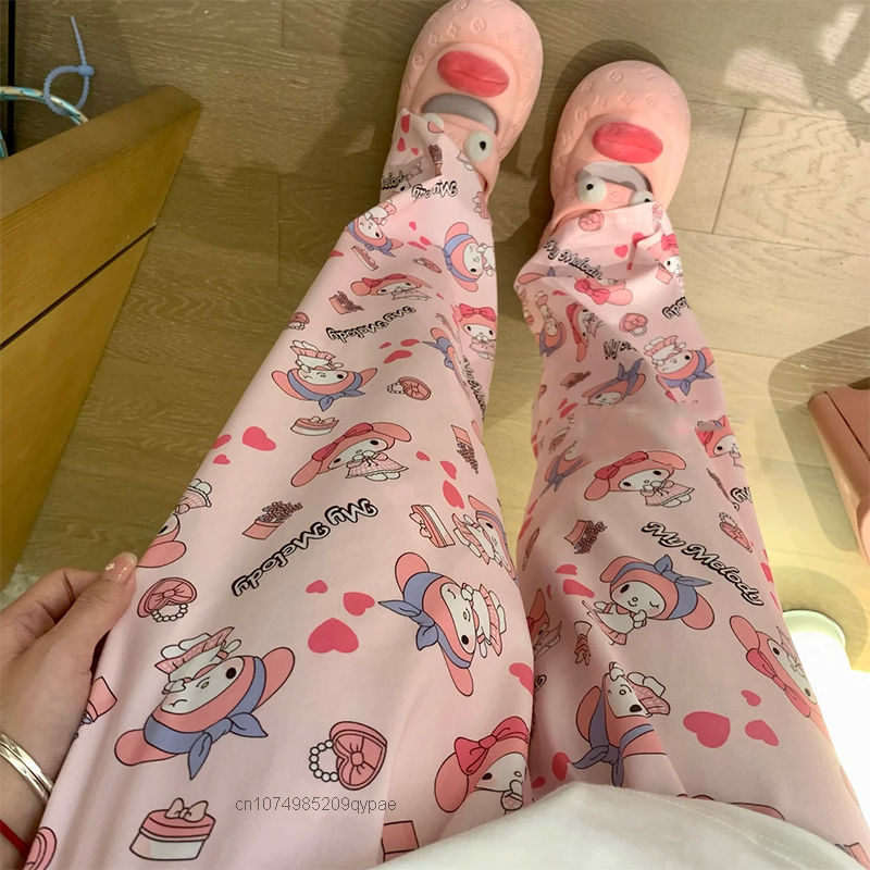 Sanrio ชุดนอนกางเกงลาย Hello Kitty KURMI สำหรับผู้หญิง, ชุดนอนพิมพ์การ์ตูนใหม่ฤดูร้อนกางเกงขายาวเข้ารูปใส่อยู่บ้านน่ารักเมโลดี้กางเกงขาม้าหลวม