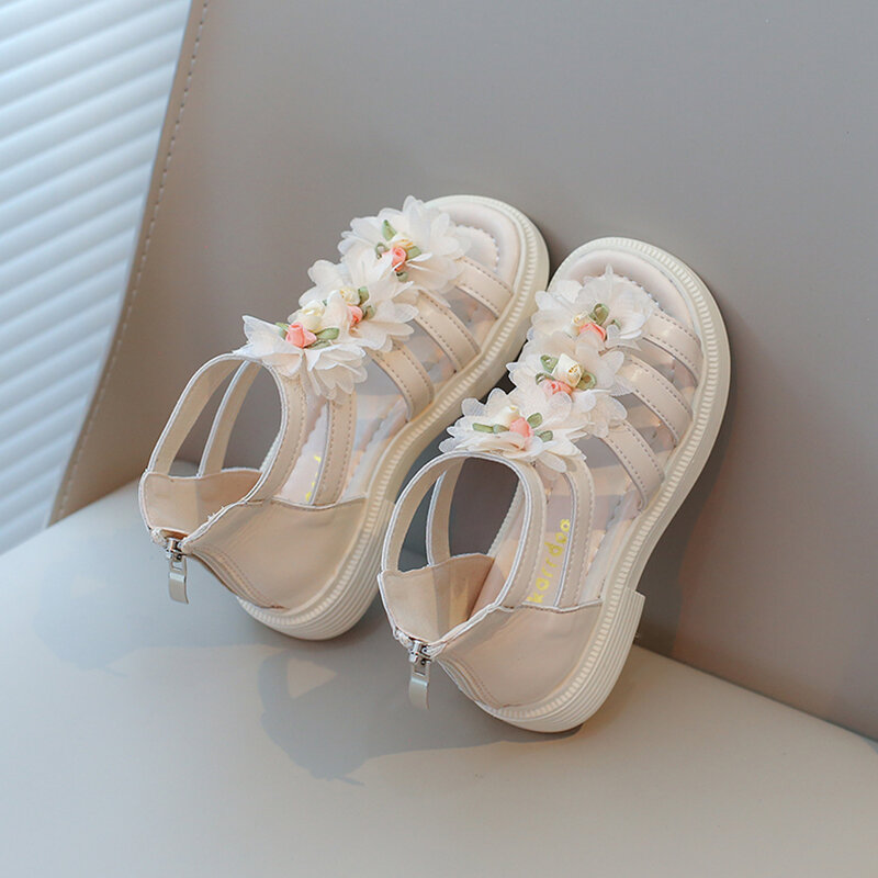 Sandali floreali per ragazze Princess Sweet Gladiator sandali da spiaggia 2024 estate nuovo stile bohémien con fiori sandali per bambini cerniera morbida