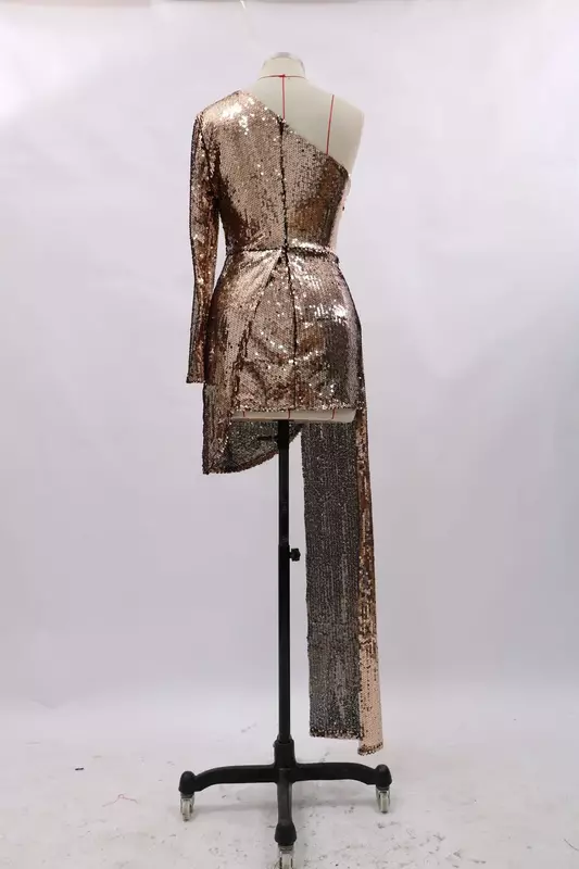 Женское платье-мини с одним плечом, длинным рукавом и блестками