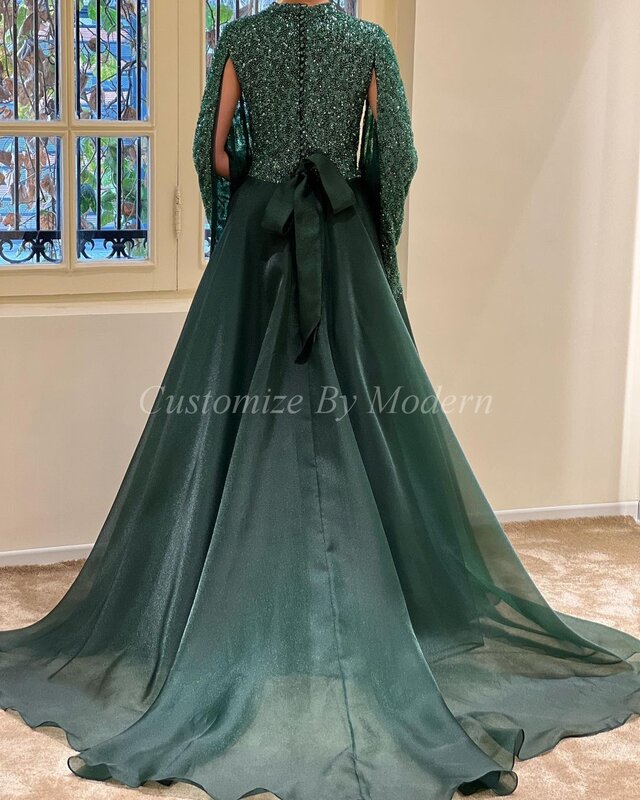 فستان رسمي للحفلات الراقصة بأكمام طويلة مزين بالترتر باللون الأخضر ورقبة على شكل حرف o