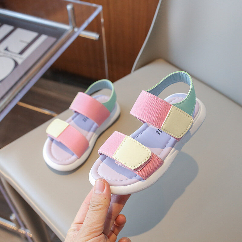 Sandal anak perempuan Macarone, sandal anak perempuan musim panas, sepatu pantai musim panas kancing lembut, sandal jari terbuka terang mode terbaru 2024