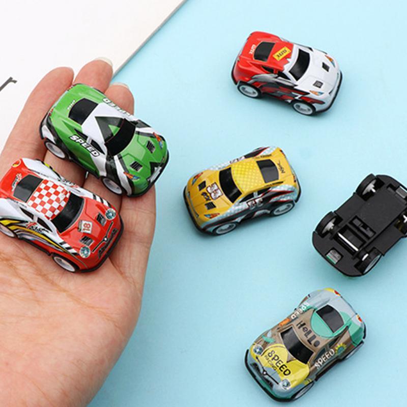 Mobil balap logam paduan Mini, mainan kendaraan tarik ke belakang paduan ukuran kecil, tas pengisi barang untuk pesta untuk anak laki-laki gaya acak