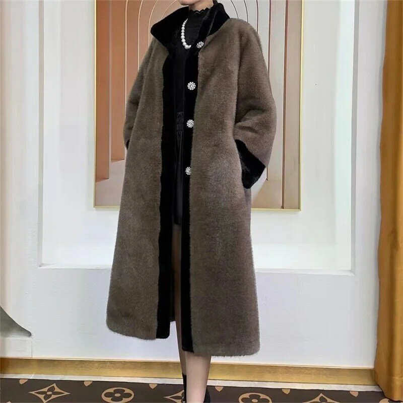 2023 kobiet nowy jesienno-zimowy zagęszczony luźny imitujący futro z norek i futro zintegrowany płaszcz damski koreański średniej długości modny ciepły płaszcz