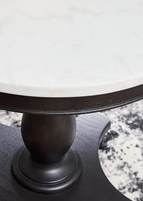 Table d'appoint circulaire traditionnelle avec marbre blanc, 24.13 pouces, design Signature par Ashley Henridge, blanc et noir