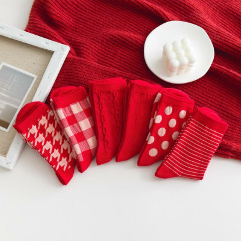 Nowe skarpety damskie w kratę w paski jesienne i zimowe wygodne Harajuku czerwony kolor Retro długie skarpetki damskie modna skarpeta