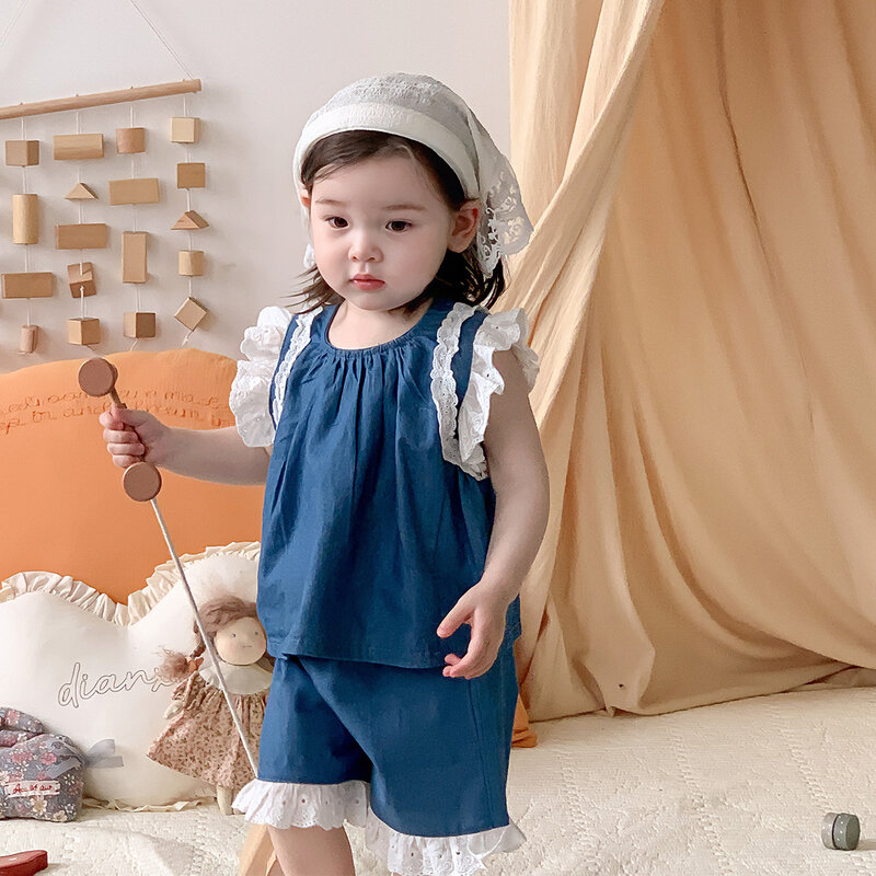 Koreańskie 2024 letnie niemowlęta dziewczynki 2 sztuki zestaw ubrań dżinsowa cienka kamizelka z latającym rękawem koronkowe brzegi spodenki garnitur małe dziewczynki stroje