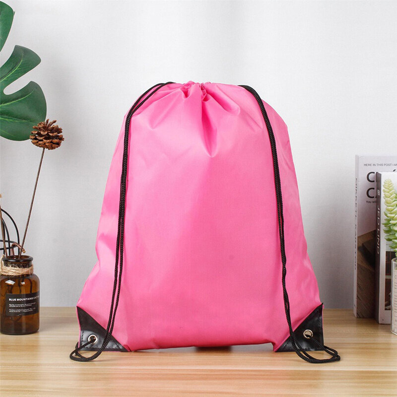 กระเป๋าเป้สะพายหลังสีสันสดใสแบบผูกเชือกกระเป๋ากันน้ำกีฬาสีทึบแบบเรียบง่ายสำหรับทุกเพศ