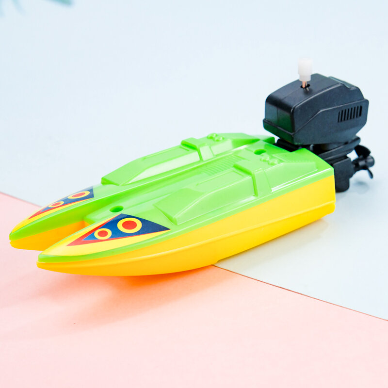 Kinder spielen schwimmen im Wasser klassische Aufzieh spielzeug Schnellboot Schiff kleines Dampfschiff Uhrwerk Spielzeug