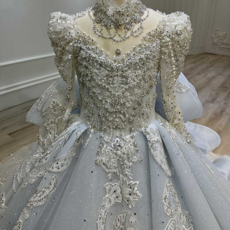 Niebieska piękna sukienka ślubna z długimi rękawami plisowana z długim rękawem