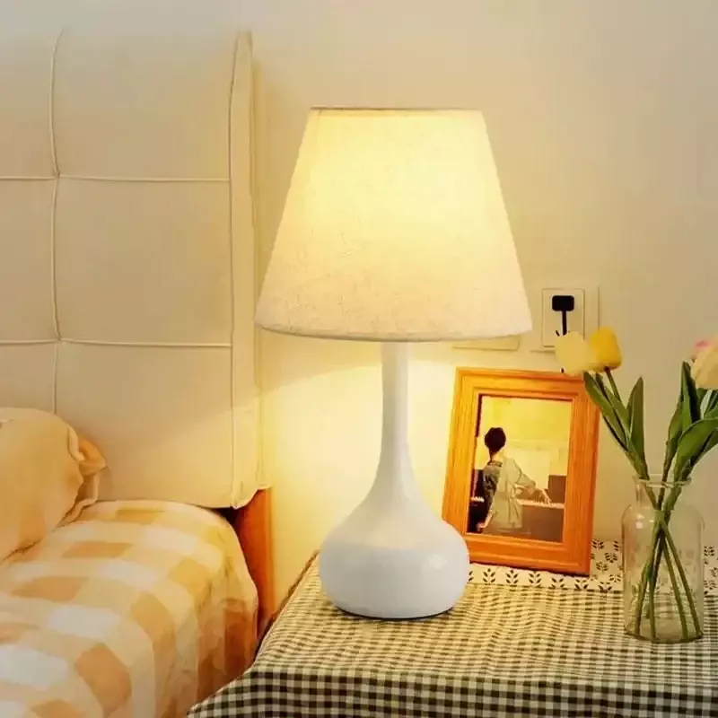 Lampu malam minimalis Modern, cahaya meja kain samping tempat tidur Retro, dekorasi Nordik hangat ruang tamu