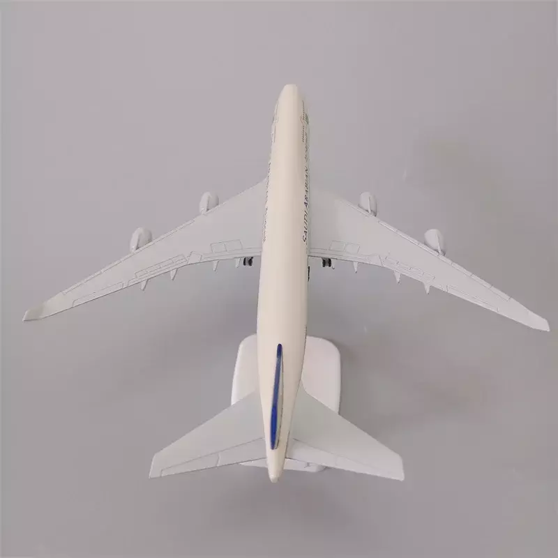 เครื่องบินโบอิ้งซาอุดิอาระเบียทำจากโลหะอัลลอยขนาด20ซม. มี747สายการบิน B747เครื่องบินเครื่องบินจำลองอากาศหล่อขึ้นเครื่องบินจำลองอากาศขึ้นรูปด้วยล้อ W