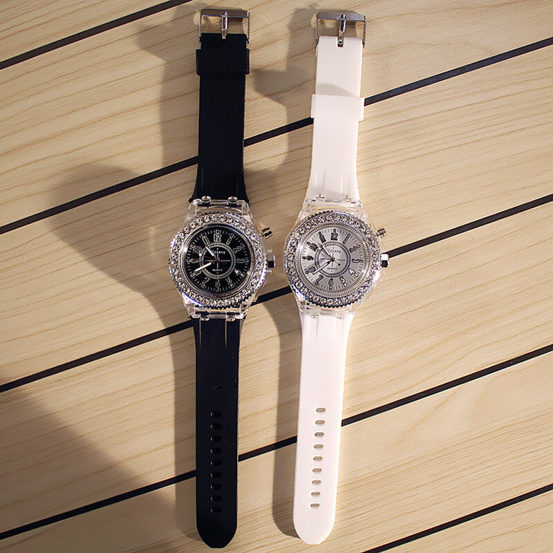 นาฬิกาคู่รักเป็นที่นิยมเรียบง่ายแฟชั่นนาฬิกาข้อมืออิเล็กทรอนิกส์ประกายพลอยเทียม
