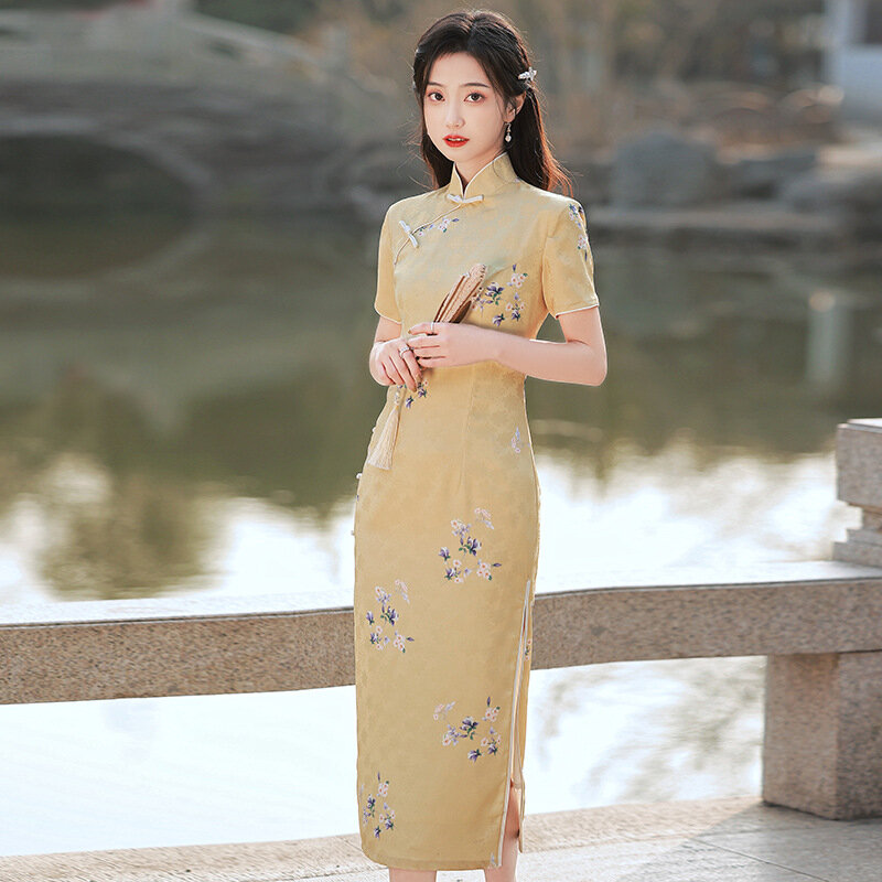 Kobiety kwiatowy Print długa obcisła Qipao chińskie tradycyjne żółty satynowy Cheongsam z krótkim rękawem Split sukienka Vintage