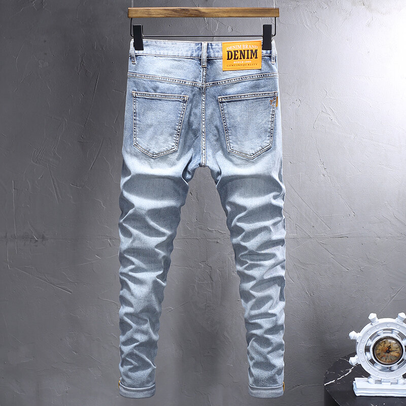 Koreański styl modne dżinsy męskie wysokiej jakości światło Retro niebieski elastyczny Slim Fit haft designerskie jeansy męskie w stylu Vintage spodnie dżinsowe