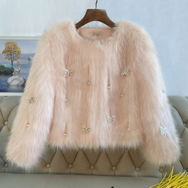 Imitação de pele de guaxinim casaco curto feminino, jaquetas raposa falsa, pingente de pérolas borboleta, moda feminina, 2023