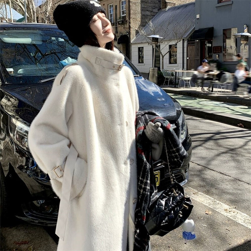 Jaket bulu hangat untuk wanita, mantel wol hangat kualitas tinggi, mantel bulu panjang mewah, pakaian luar bulu imitasi dengan sabuk, suasana 2024