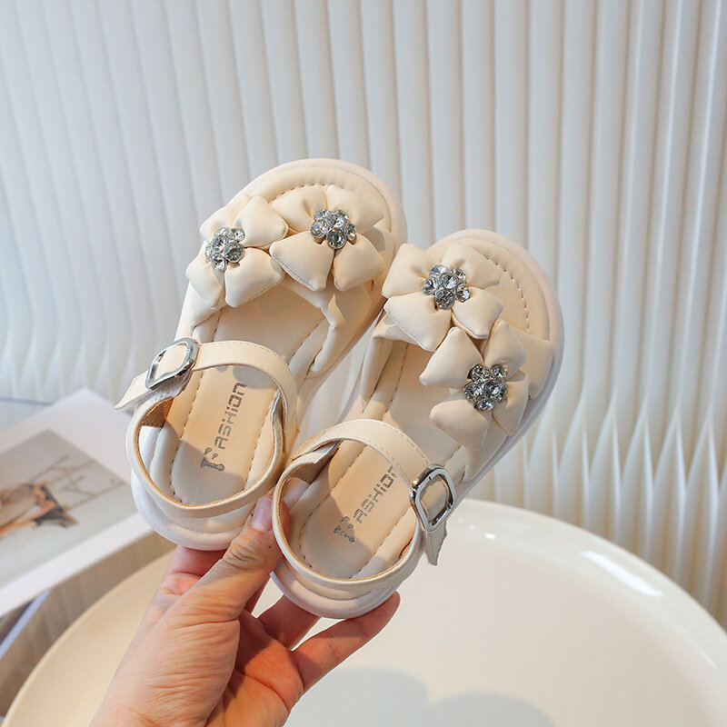 Sandalias de verano antideslizantes para niñas, zapatos cómodos con flores dulces y diamantes de imitación, suela suave, de cuero de princesa, 2024