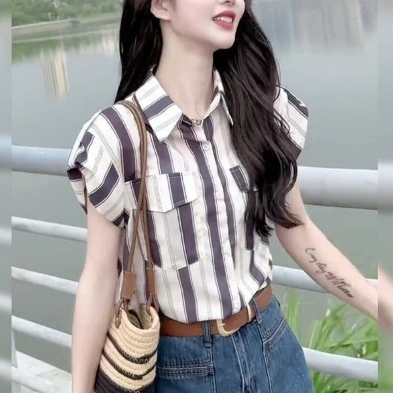 Blus wanita perca bergaris-garis, kemeja satu baris tipis lengan pendek leher Polo bersaku bergaris model Korea musim panas