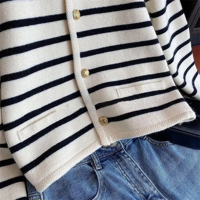 Suéter de moda coreana para mujer, cárdigan de punto a rayas blancas y negras, cárdigan corto de manga larga, invierno, 2023