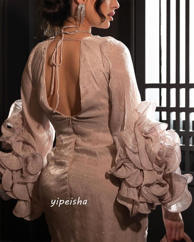 Плиссированное платье из органзы с рюшами и V-образным вырезом