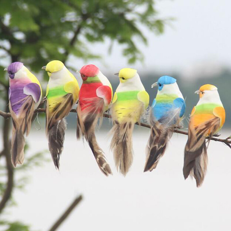 Pássaro colorido da espuma emplumada para a decoração do jardim, pássaro emplumado, plantas verdes, empacotado, pastoral, escultura decorativa