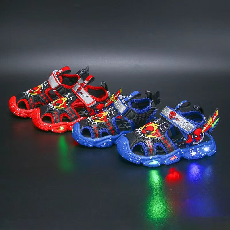 Letnie chłopięce sandały LED Cartoon Spider Man dziecięce zamknięte palce ortopedyczne kapcie dziecięce dziewczęce sportowe miękkie buty plażowe